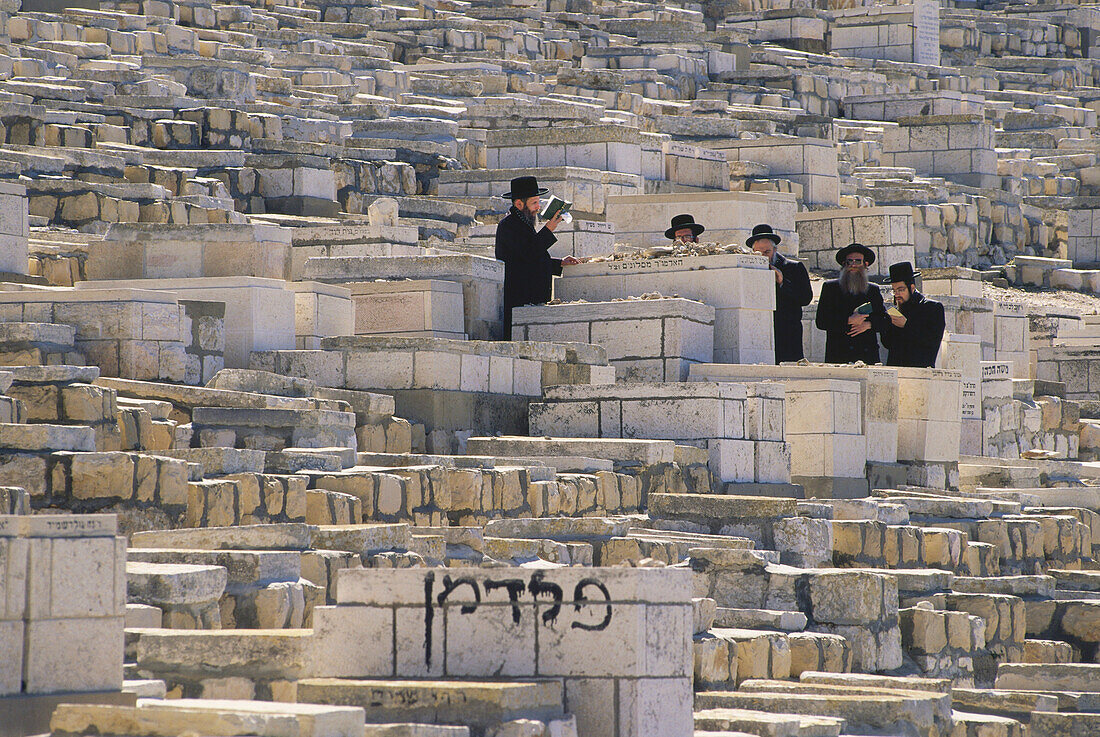 Eine gruppe Juden beim Beten, Jüdischer Friedhof, Ölberg, Jerusalem, Israel
