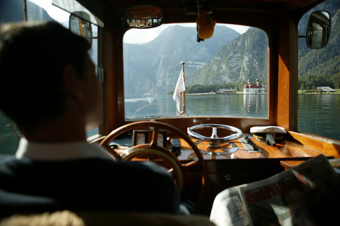 Kapitän auf dem Ausflugsboot vor St.Bartholomä, Königssee, Berchtesgaden, Bayern, Deutschland
