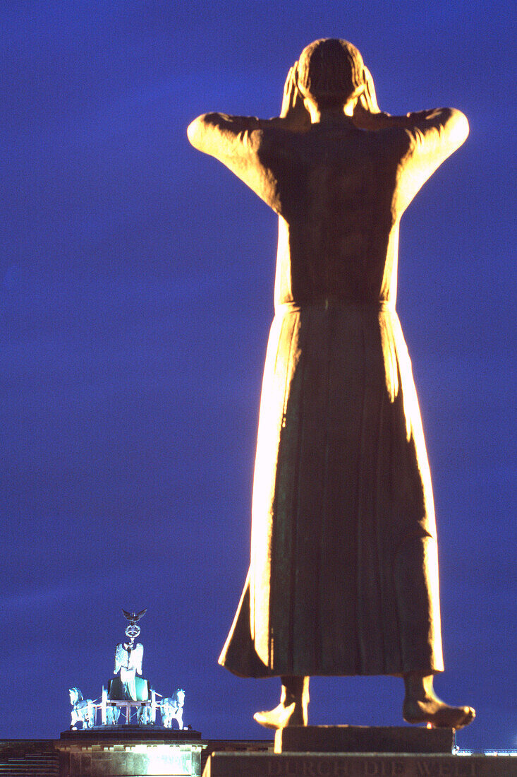 Beleuchtete Statue und Quadriga bei Nacht, Straße des 17. Juni, Berlin, Deutschland, Europa