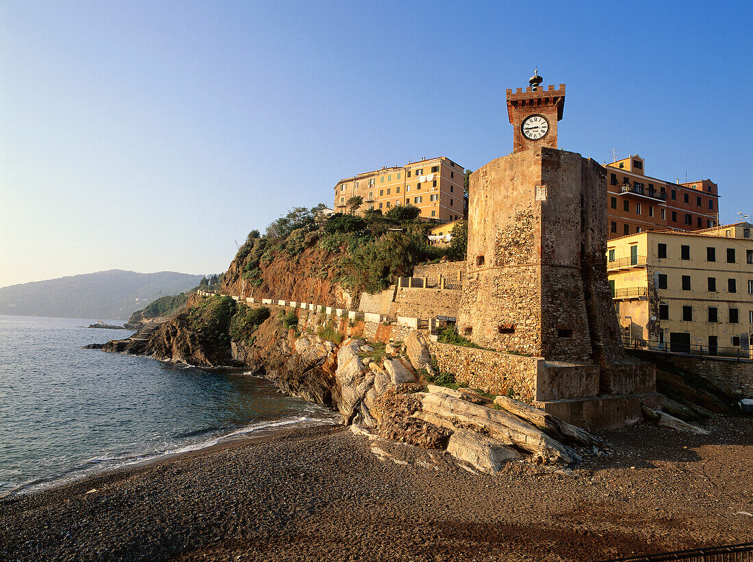 Turm am Hafen von Rio Marina, Strand, Elba, toskanische Insel, Mittelmeer, Toskana, Italien