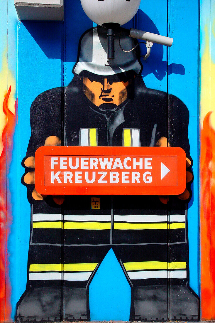 Schild und Wandmalerei in Kreuzberg, Berlin, Deutschland, Europa