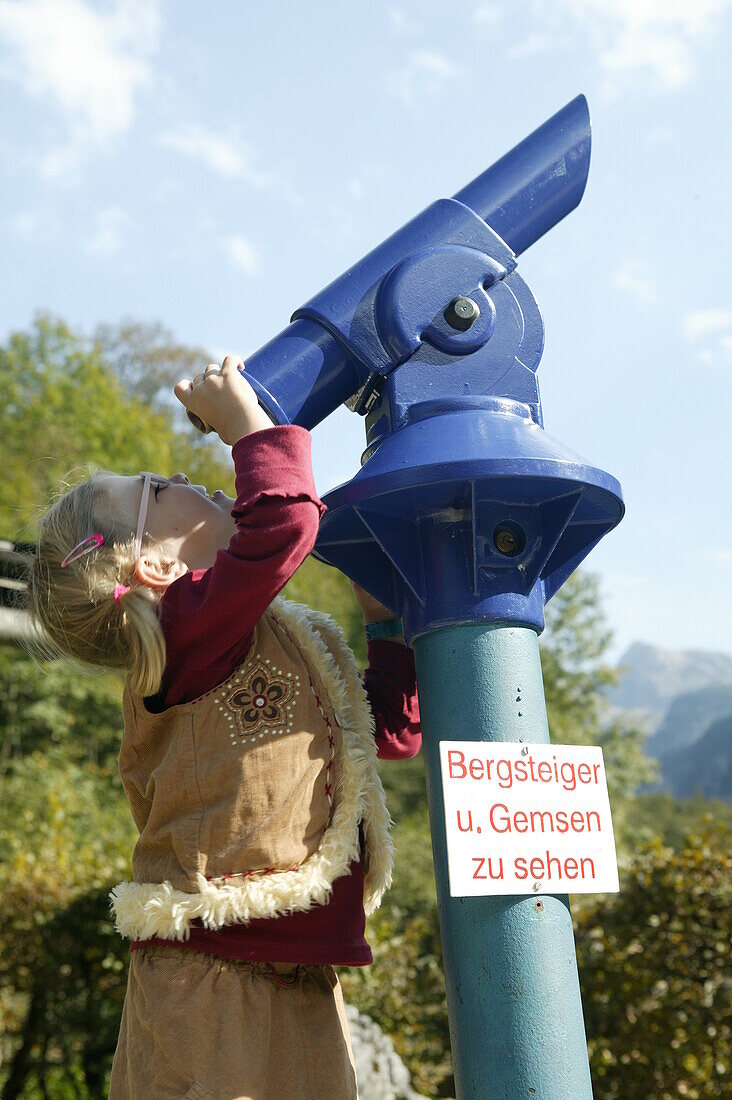 Bergsteiger u. Gemsen zu sehen Mädchen am Fernrohr, Obersee am Königssee, Berchtesgaden, Bayern, Deutschland