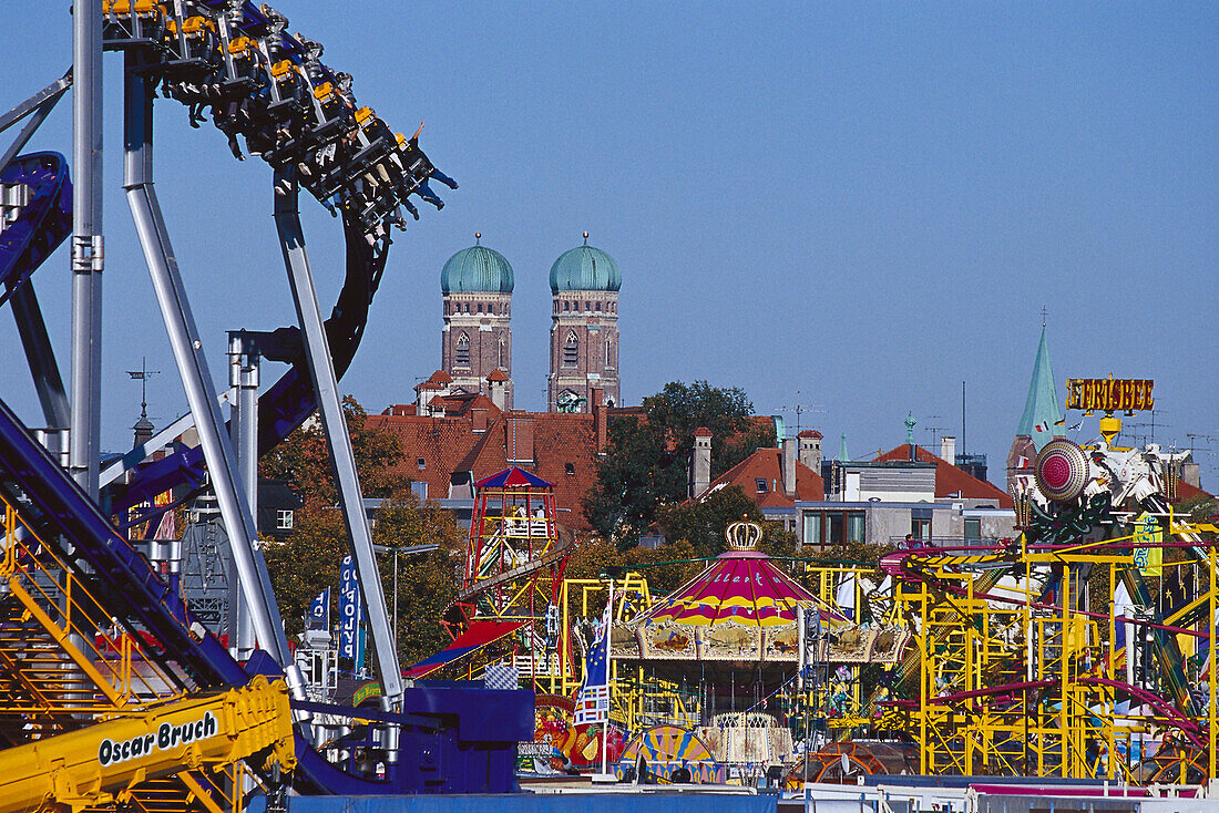 Fahrgeschäfte des Oktoberfest vor der Frauenkirche, München, Oberbayern, Bayern, Deutschland, Europa