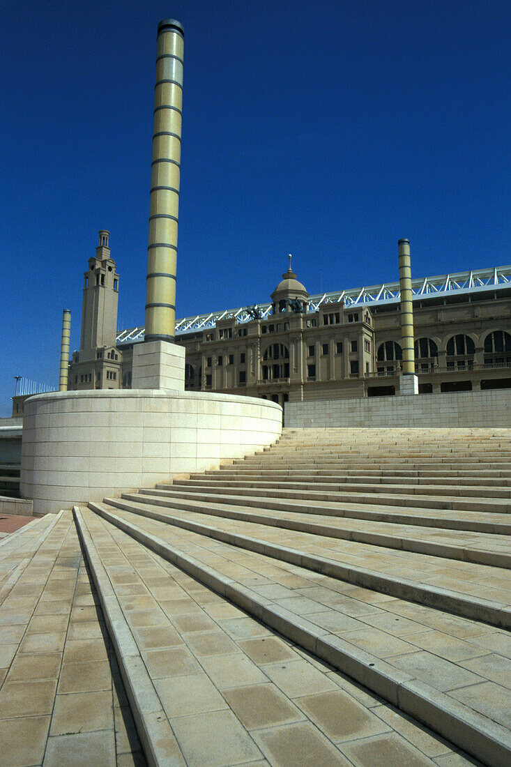 E Stadio Olimpico, Stufen vor dem Olympiastadion unter blauem Himmel, Barcelona, Spanien, Europa