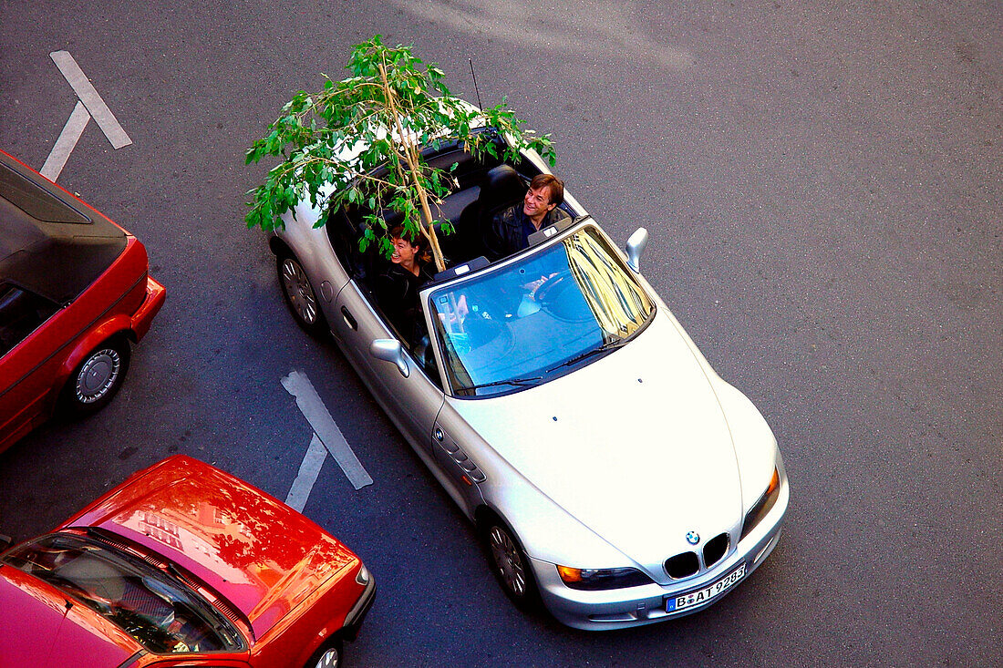 Blick von oben auf ein Paar in einem Cabrio, Berlin, Deutschland, Europa