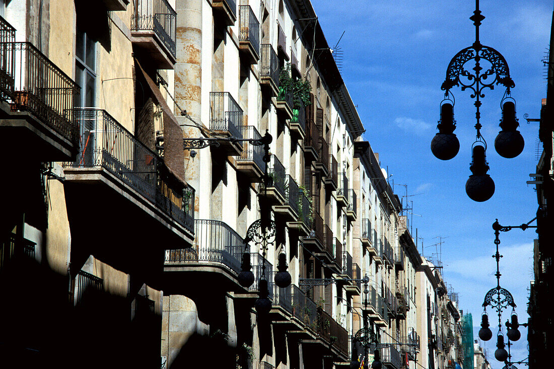 Häuser und Laternen in der Altstadt, Barri Gotic, Barcelona, Spanien, Europa