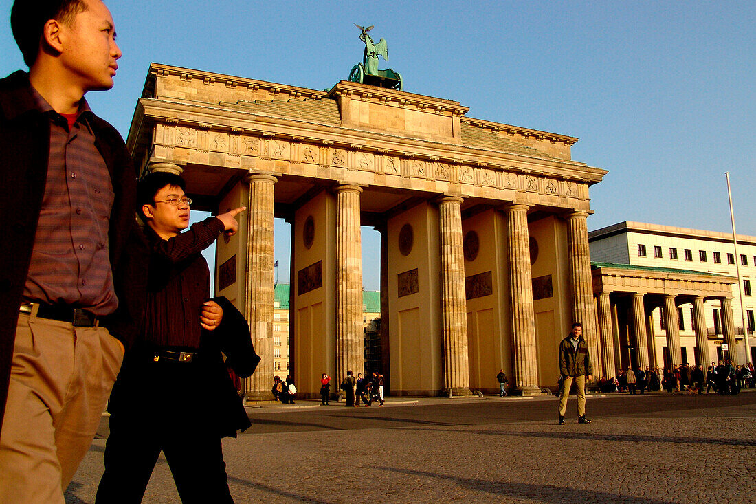 Touristen vor dem Brandenburger Tor, Berlin, Deutschland, Europa