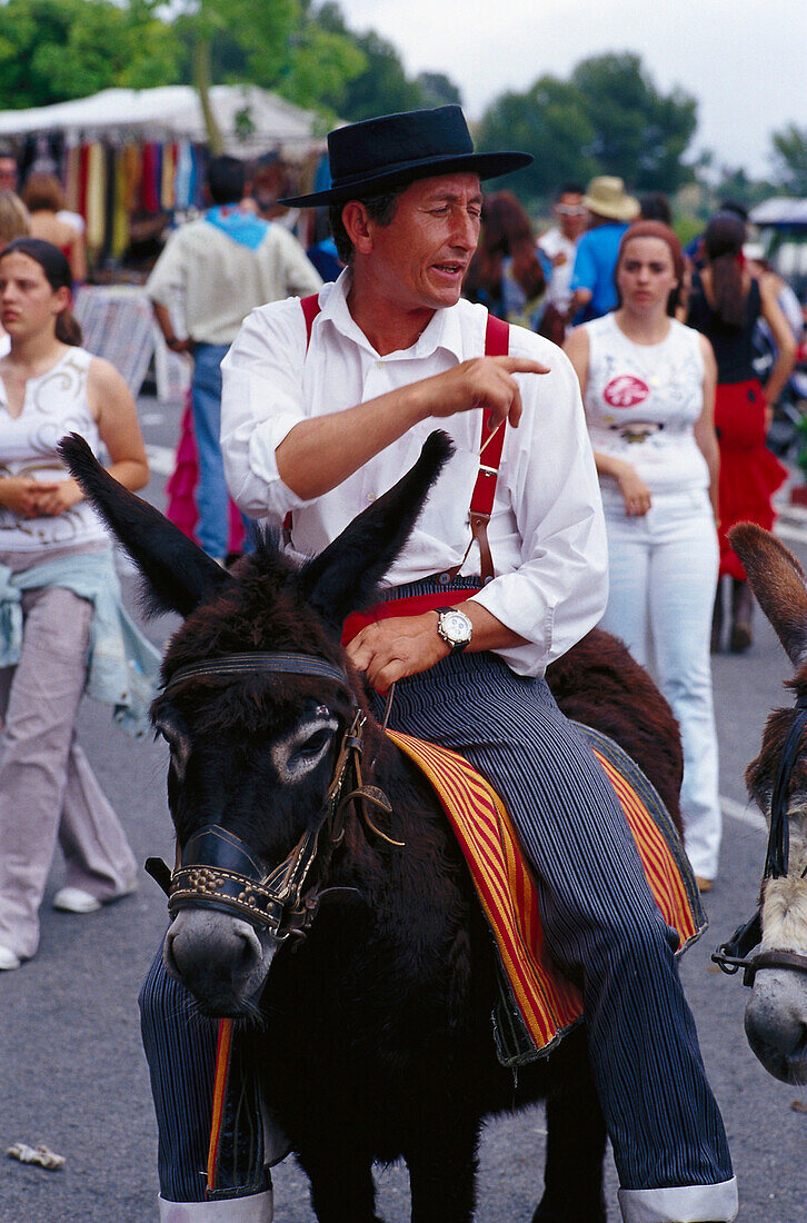 Pilger reitet auf einem Esel, Romeria de San Isidro, Nerja, Costa del Sol, Provinz Malaga, Andalusien, Spanien, Europa