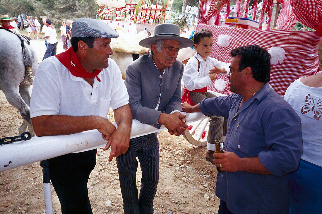 Pilger vor geschmückter Kutsche, Romeria de San Isidro, Nerja, Costa del Sol, Provinz Malaga, Andalusien, Spanien, Europa