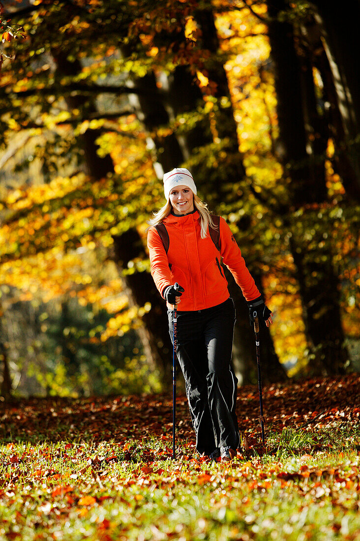 Frau beim Nordic Walking, Herbst in Bayern, Deutschland