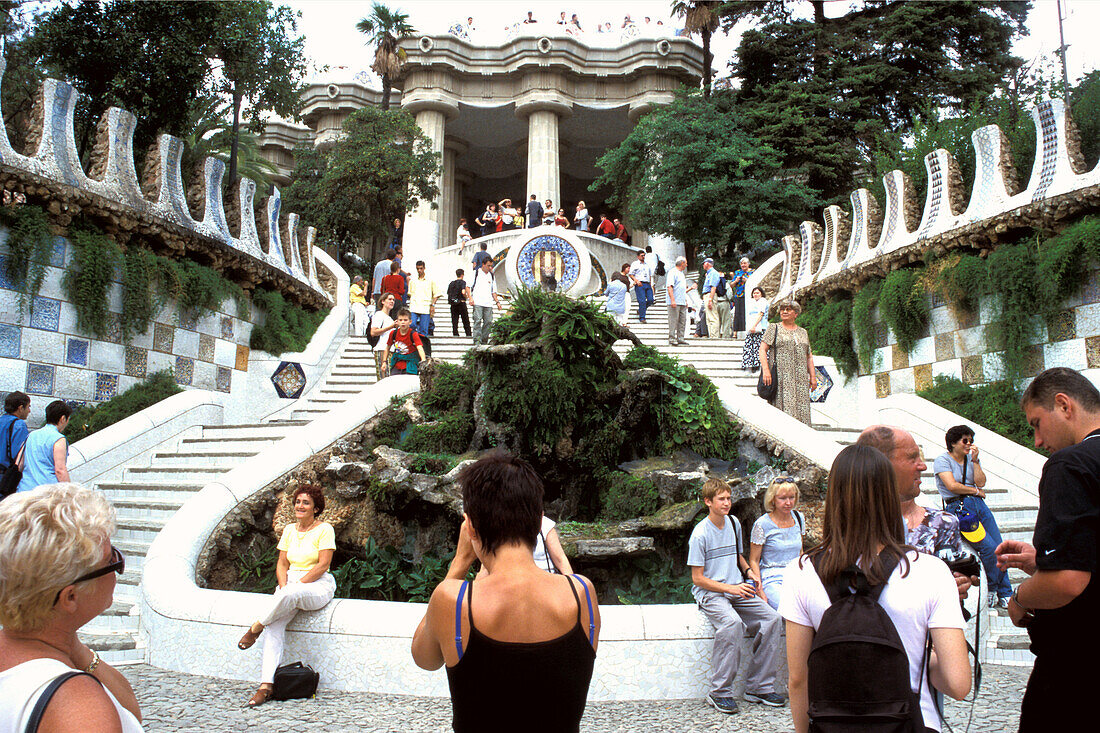 Touristen an der Treppe im Park Güell, Barcelona, Spanien, Europa