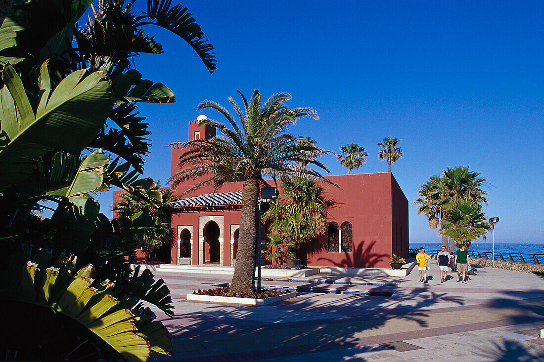 Menschen neben einem Schloss unter blauem Himmel, Castillo de Bil Bil, Benalmadena, Costa del Sol, Provinz Malaga, Andalusien, Spanien, Europa