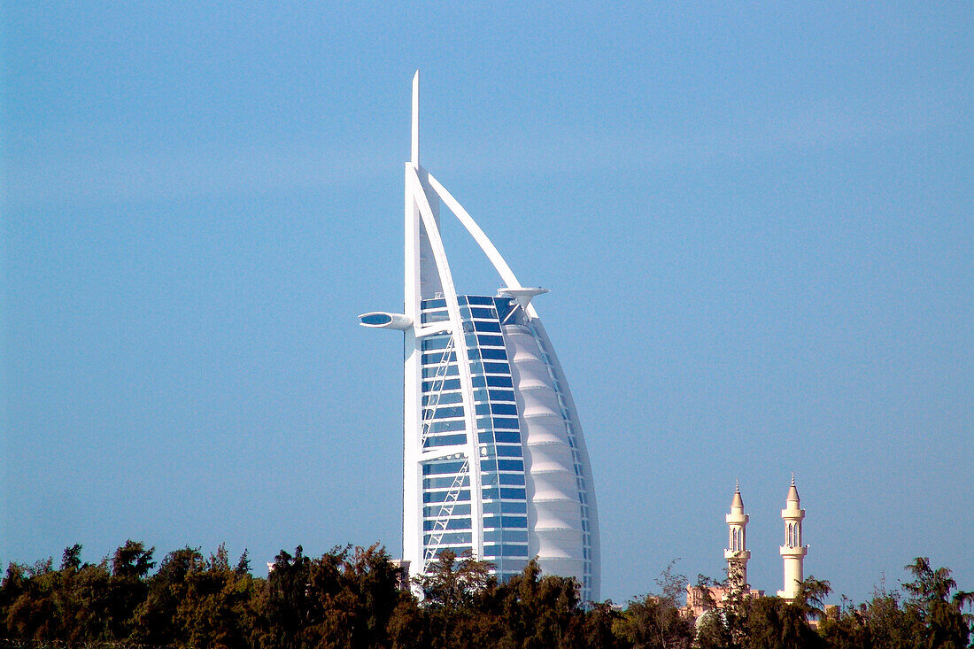 Blick auf Minarette und das Hotel Burj al Arab, Dubai, Vereinigte Arabische Emirate, Vorderasien, Asien