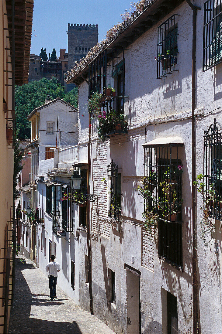 Gasse und Blick auf die Burg Alhambra, Granada, Andalusien, Spanien, Europa
