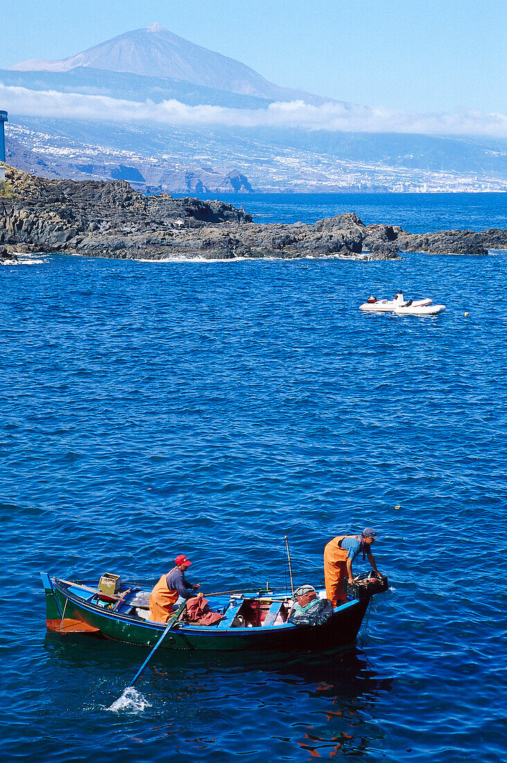 Zwei Angler in der nähe von El Pris, Teide, Teneriffa, Kanarische Inseln, Spanien, Europa