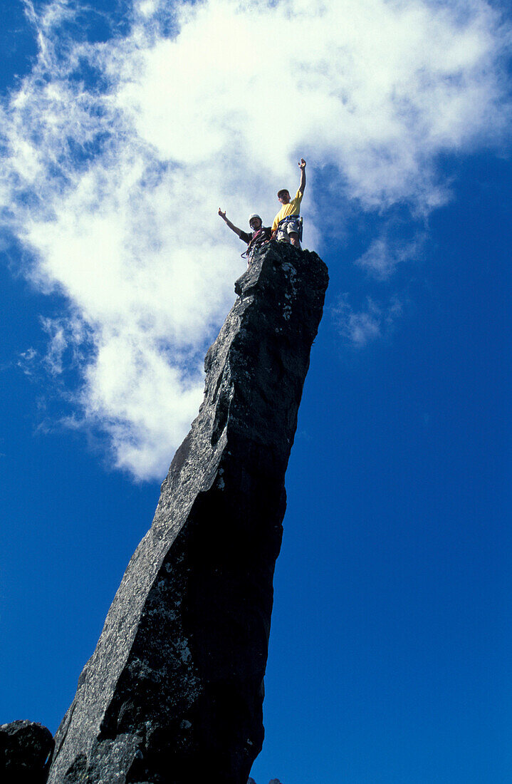 Zwei Kletterer stehen oben auf einem Felsspitze, Trois Salazie, Gros Morne, Ille de la Réunion, Indischer Ozean