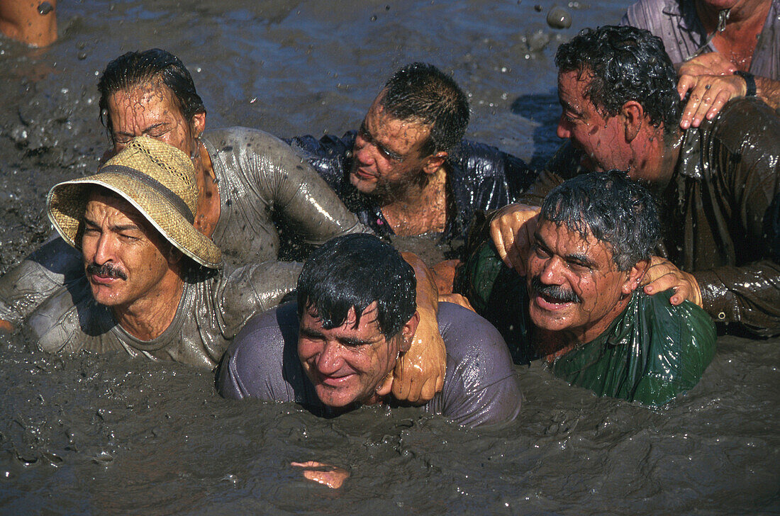 Gruppe von Männer im Wasser, Fest des Teiches, El Charco, San Nicolas de Tolentino Gran Canaria, Kanarische Inseln, Spanien