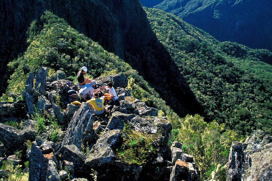 Eine Gruppe Leute machen Picknick, Cirque de Cilaos und Cirque de Mafate, Ille de la Réunion, Indischer Ozean