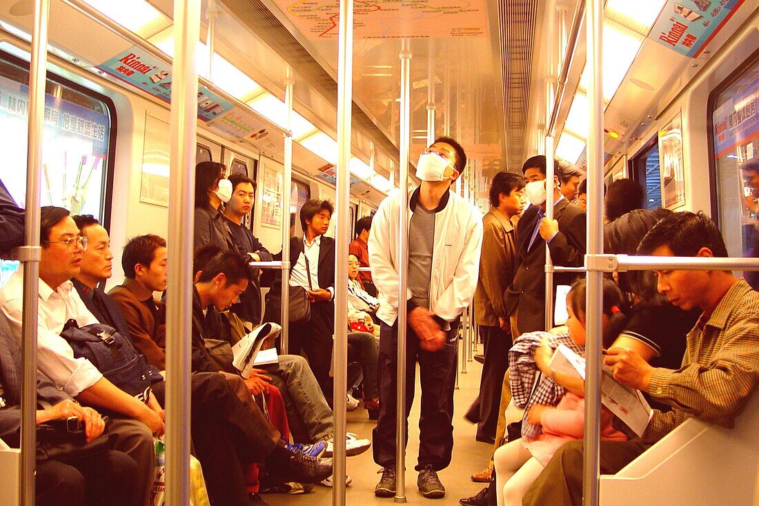 Chinesen am Abend in der U-Bahn, Shanghai, China, Asien