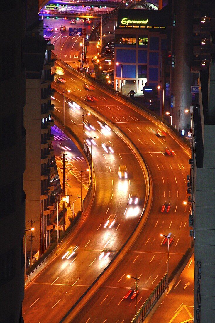 Schnellstrasse mit Autos bei Nacht, Shanghai, China, Asien