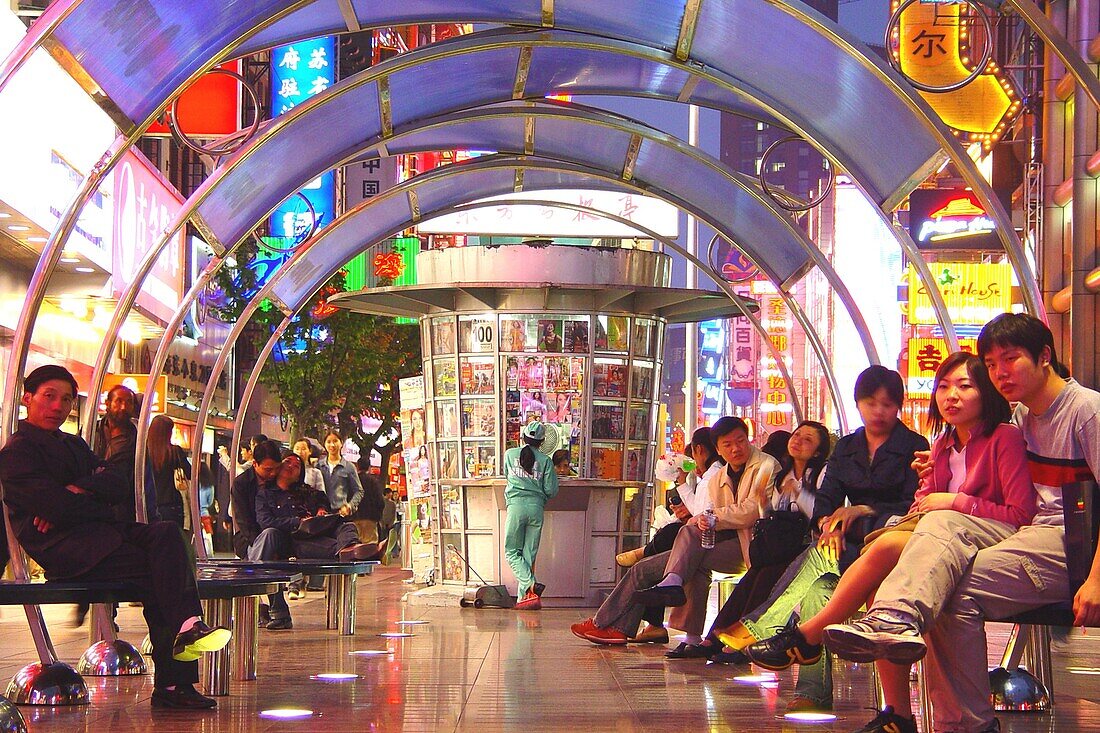 Menschen an der Bushaltestelle Nanjing Lu am Abend, Shanghai, China, Asien