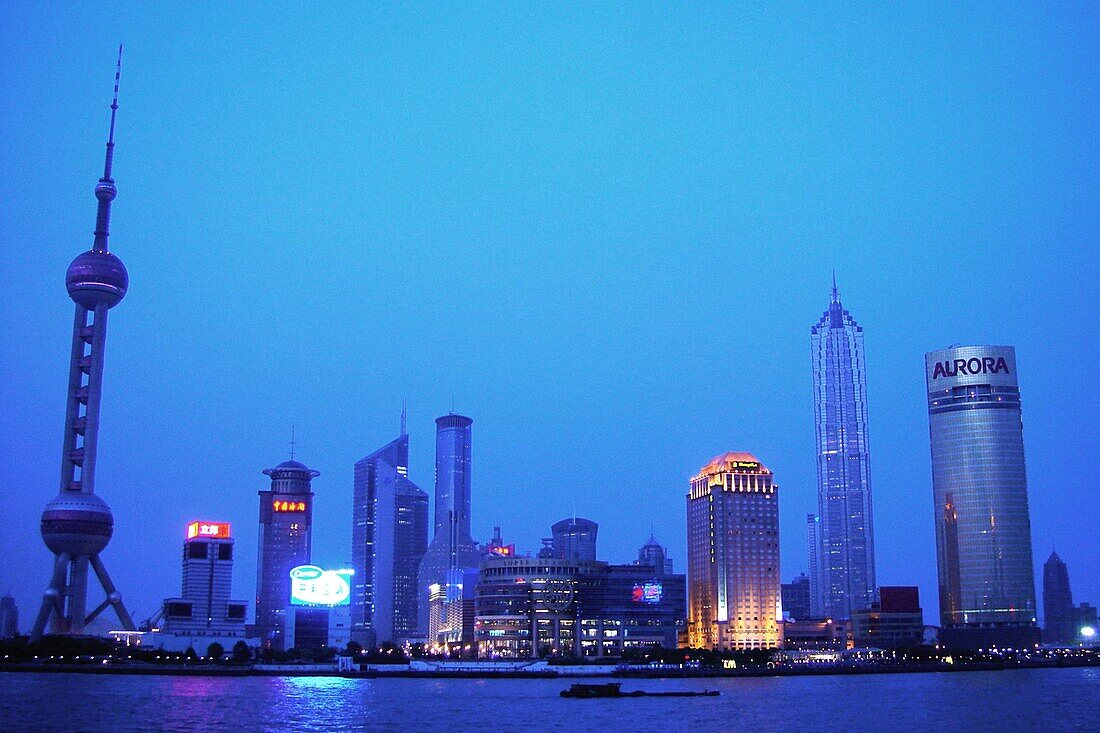 Skyline über dem Fluss am Abend, Shanghai, China, Asien