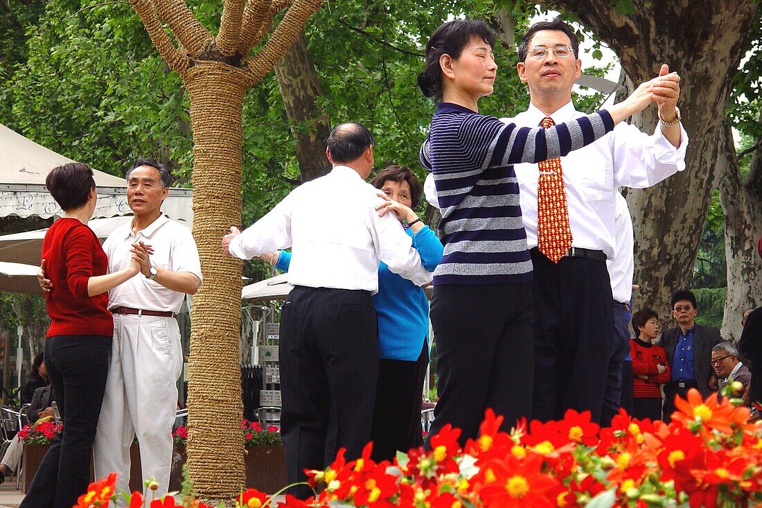 Menschen tanzen am Sonntagmorgen im Park, Shanghai, China, Asien