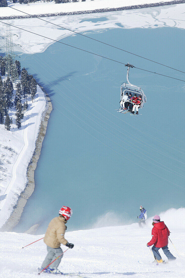 Kinder auf einer Skipiste, Sessellift im Hintergrund, Kühtai, Tirol, Österreich