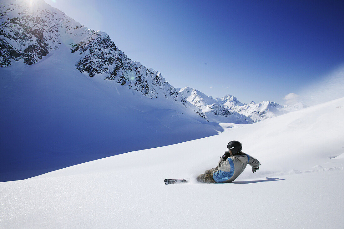 Mensch fährt Snowboard in Pulverschnee, unter dem Gaiskogel, Kühtai, Tirol, Österreich
