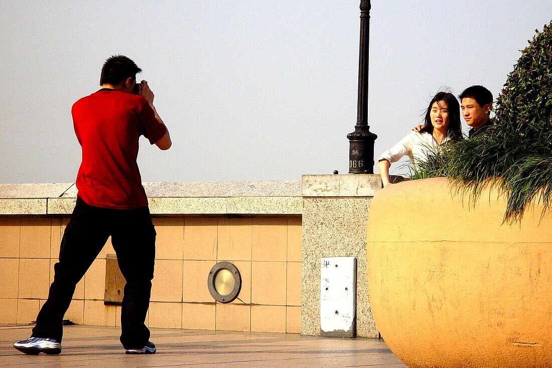 Mann fotografiert ein junges Paar, Bund, Shanghai, China, Asien