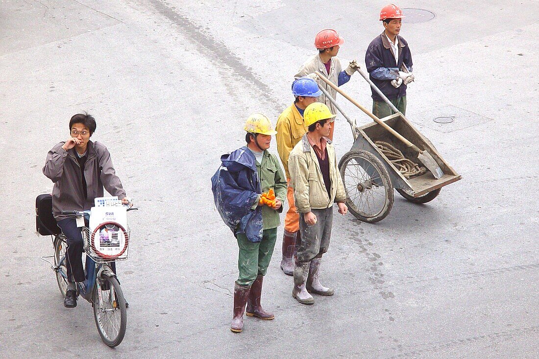 Blick von oben auf Bauarbeiter und Radfahrer, Shanghai, China, Asien