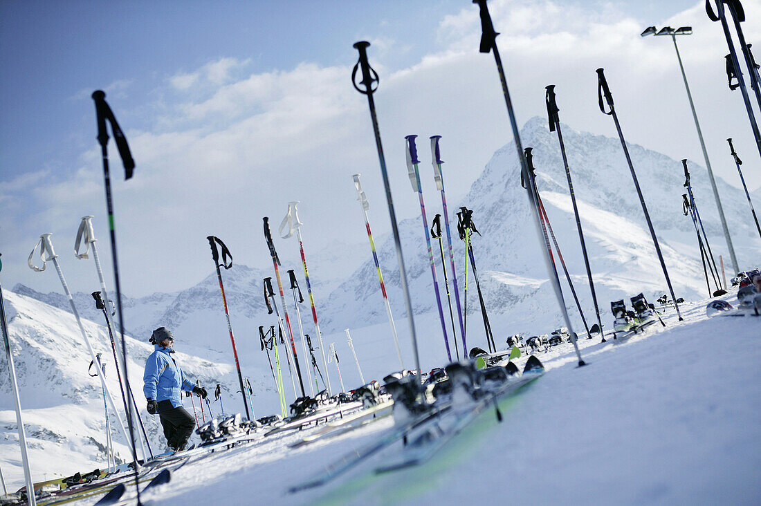 Ski und Skistöcke vor der Kaiser Maximilian Hütte, Kühtai, Tirol, Österreich