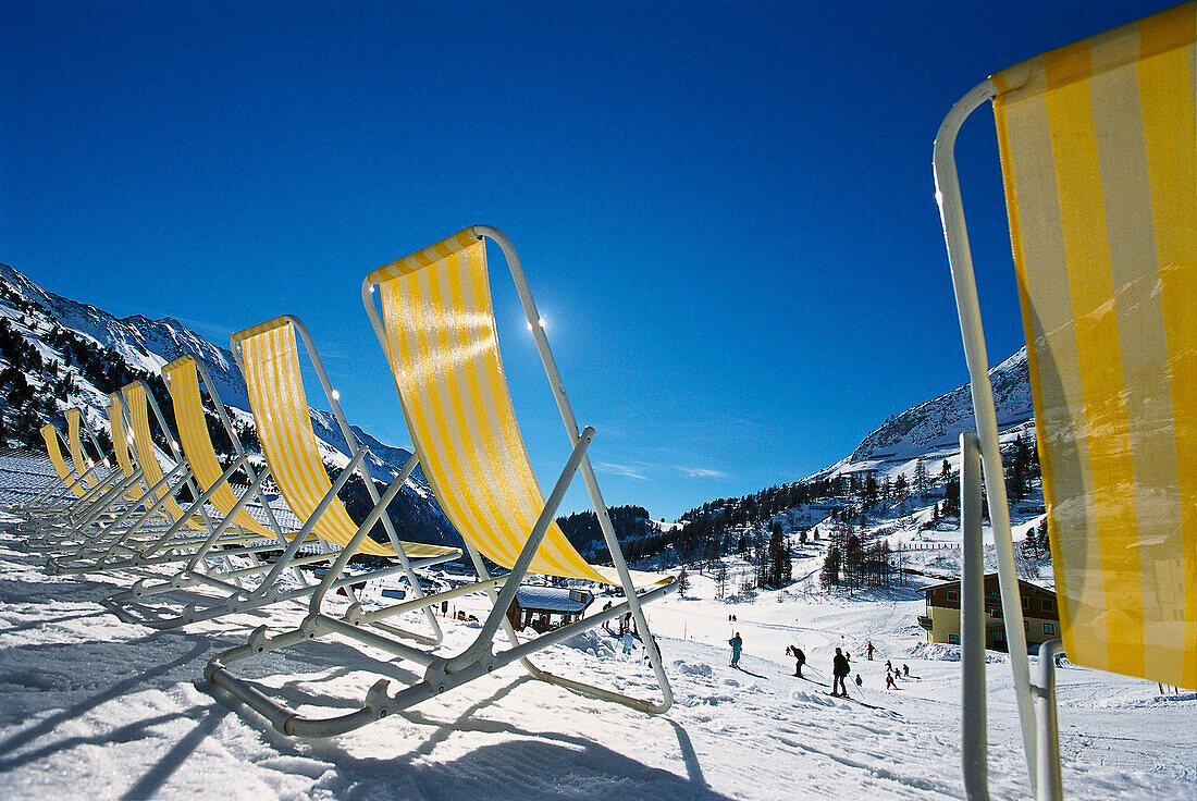 Liegestühle im Schnee, Obertauern, Österreich
