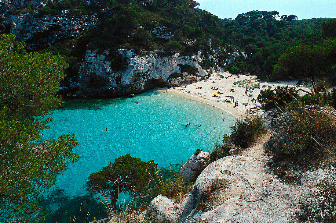 Küstenlandschaft mit Strand und Bucht, Cala Macarelleta, Menorca, Spanien