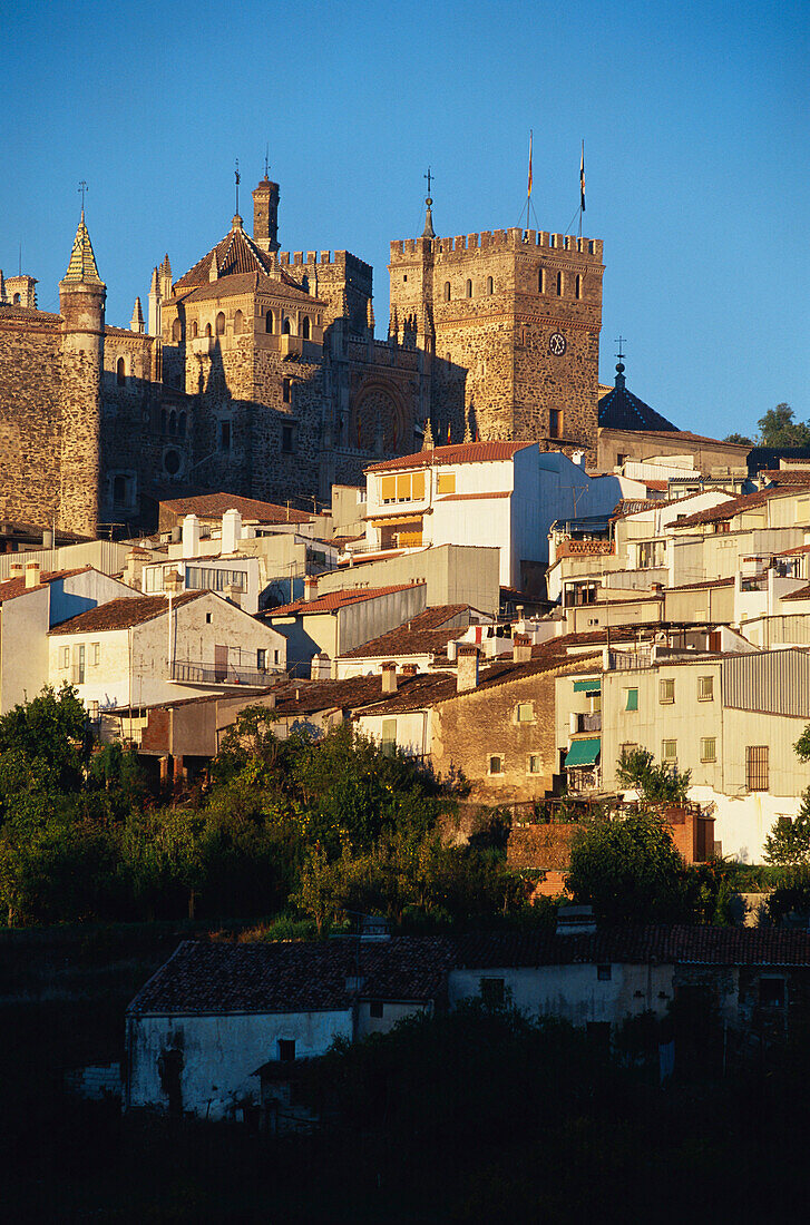 Königliches Kloster von Santa Maria de Guadalupe oberhalb des Dorfes, Guadalupe, Provinz Cáceres, Extremadura, Spanien