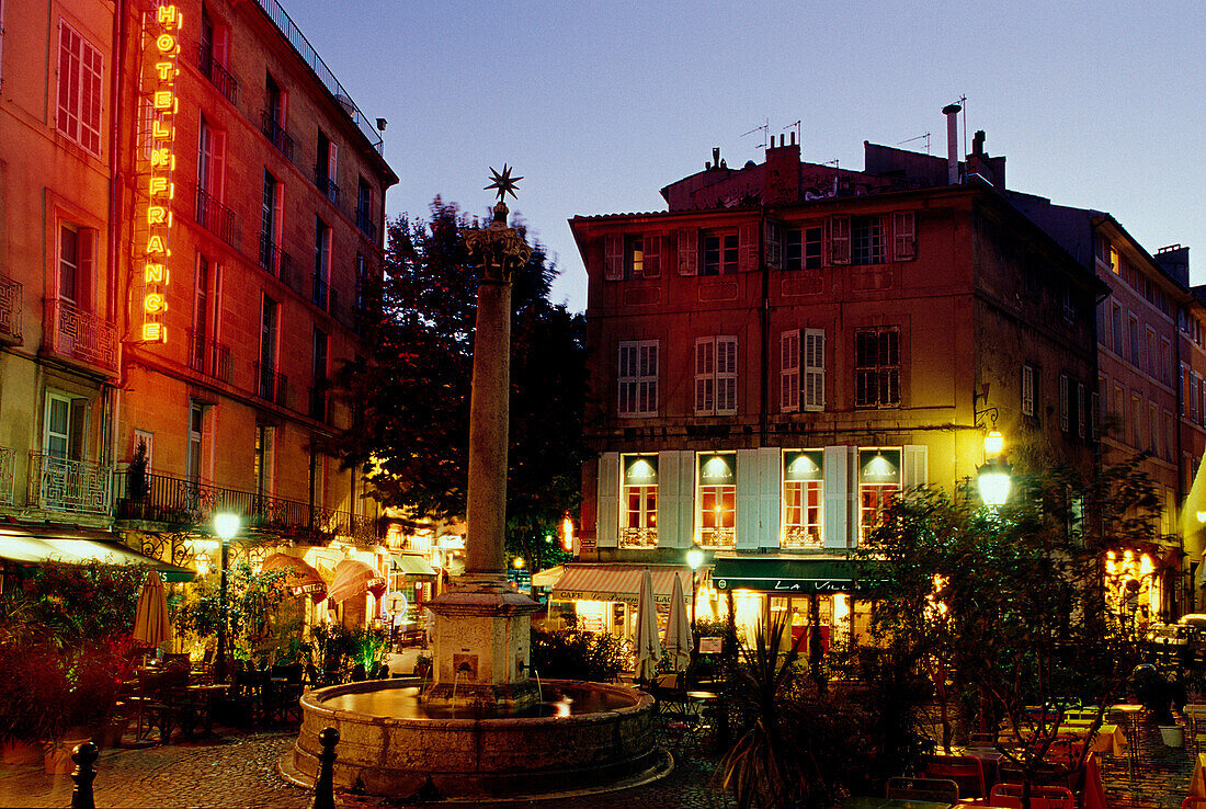 Brunnen und Gebäude am Abend, Place de Augustins, Aix-en-Provence, Provence, Frankreich, Europa