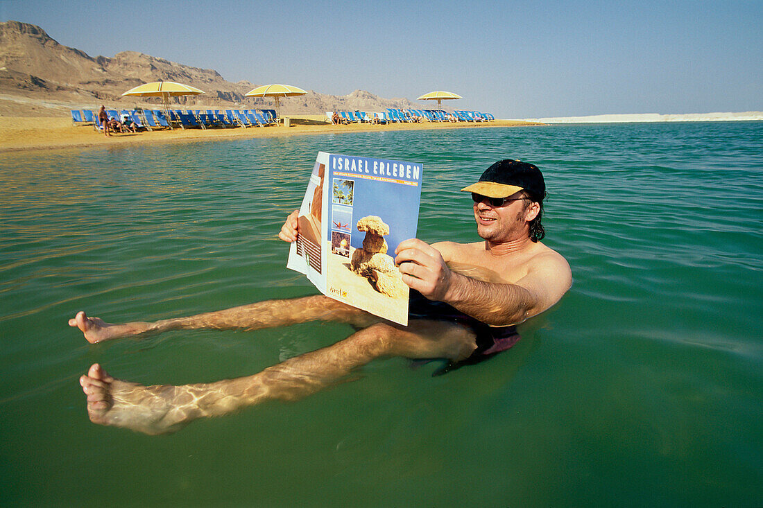 Mann liest Zeitung, Totes Meer, Eilat Israel