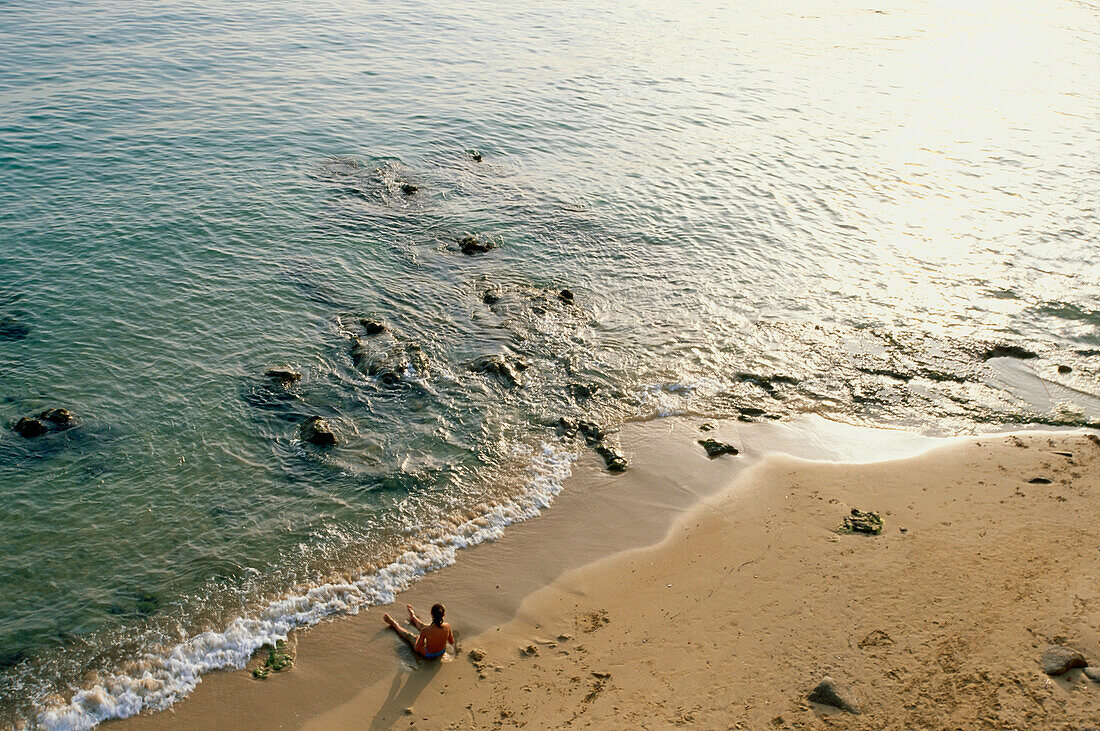 Sonnenbadende junge Frau, Strand in der Nähe von Ajaccio, Korsika, Frankreich