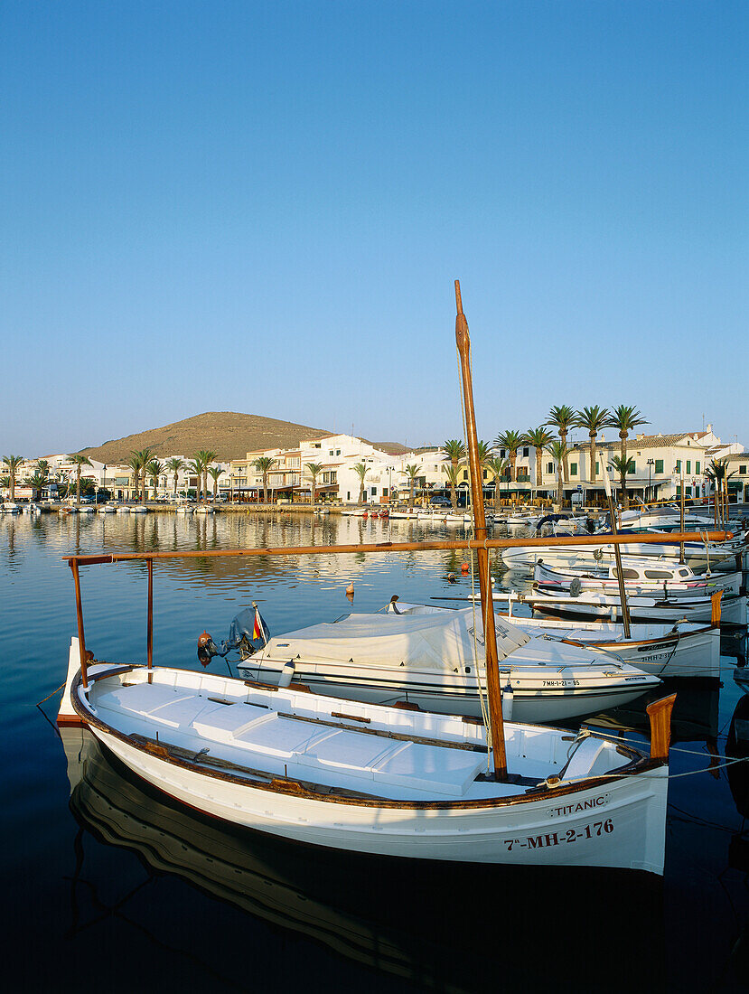 Dorf mit Hafen, Fornells, Menorca, Balearen, Mittelmeer, Spanien