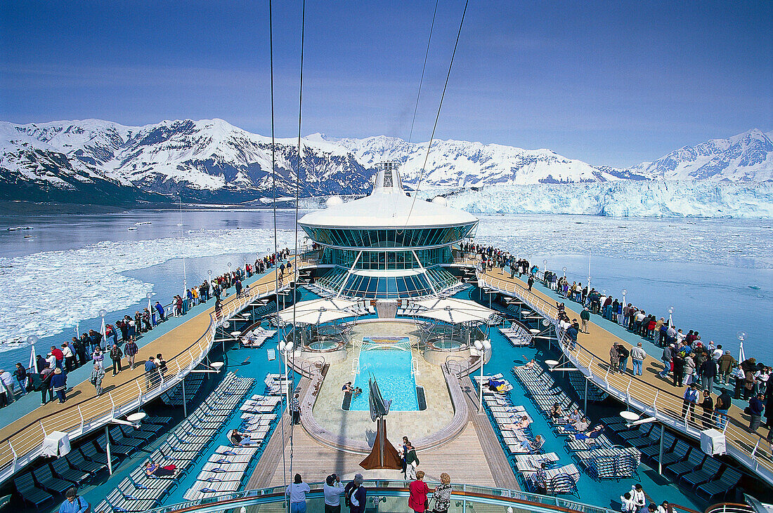 Kreuzfahrtschiff, Cruiser Rhapsody of the Sea in der Nähe von Hubbard Gletscher, Glacier Bay, Alaska, USA