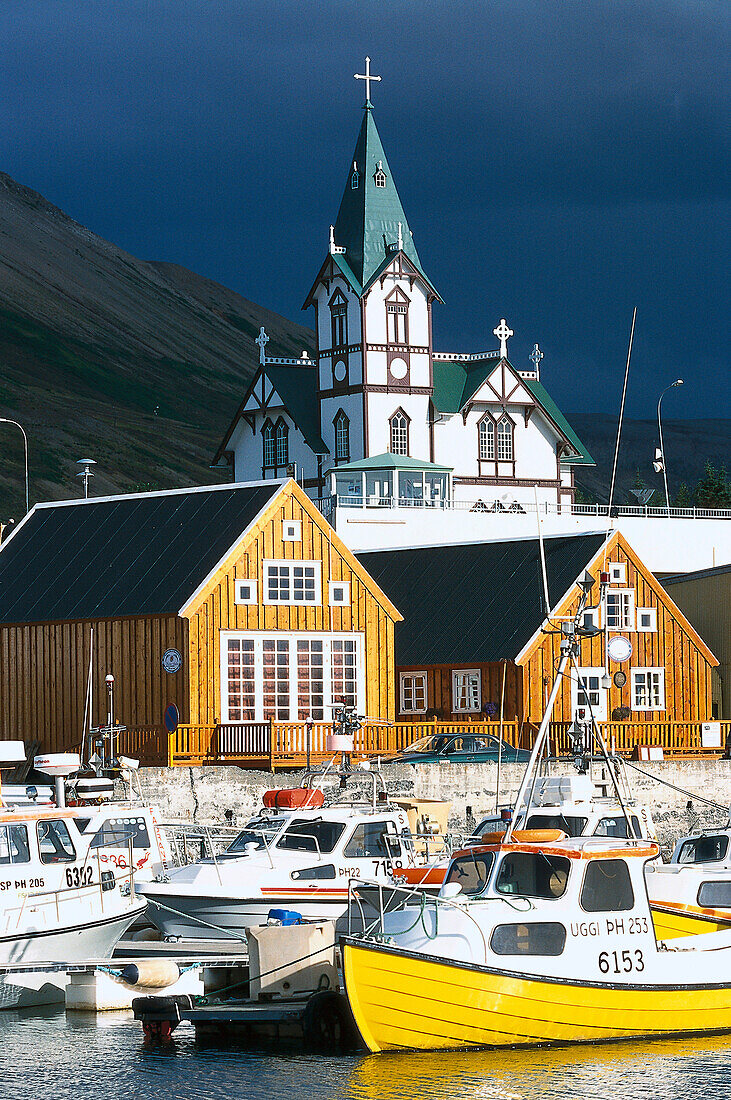 Hafen und Kirche von Husavik, Island