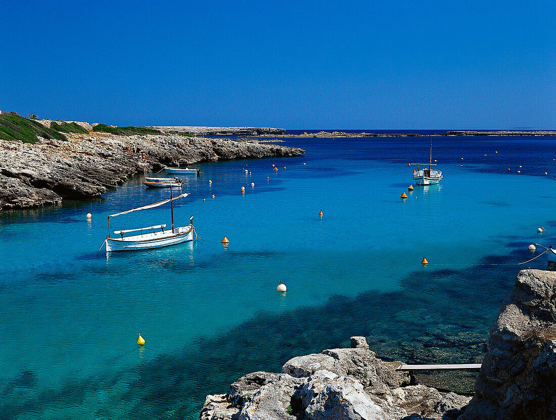 Segelboote in der Bucht, Cala de Binisafúller, Menorca, Spanien