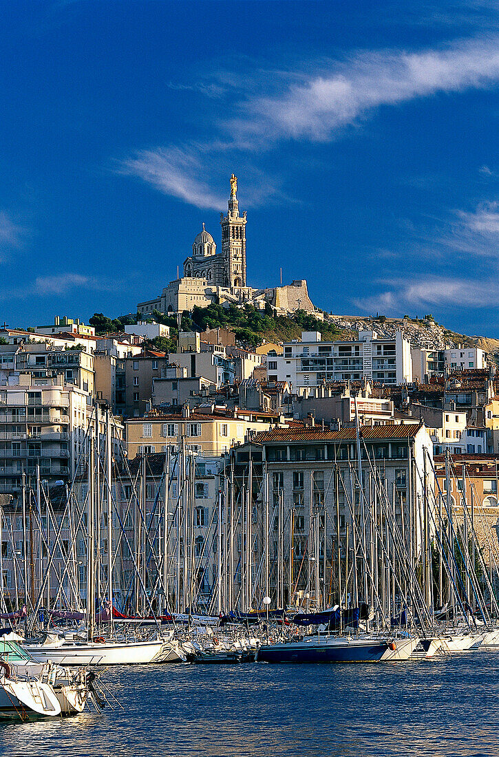 Segelboote im Hafen und die Kirche Notre-Dame-de-la-Garde unter Wolkenhimmel, Vieux Port, Marseille, Bouches-du-Rhone, Provence, Frankreich, Europa