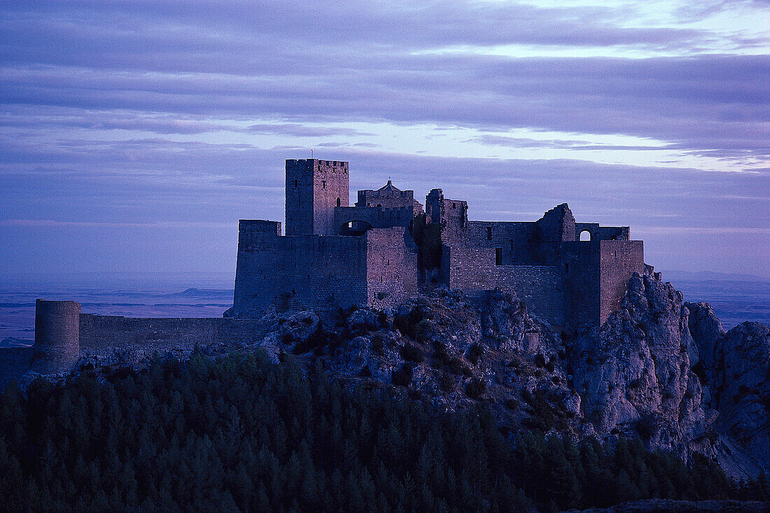 Schloss im Morgenlicht, Castillo de Loarre, bei Ayerbe, Prov. Huesca, Aragonien, Spanien