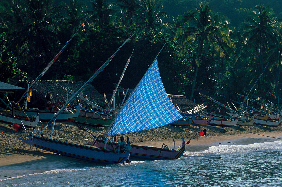 Boote am Strand, Jukung, Padang Bay, Bali Indonesien, Indischer Ozean