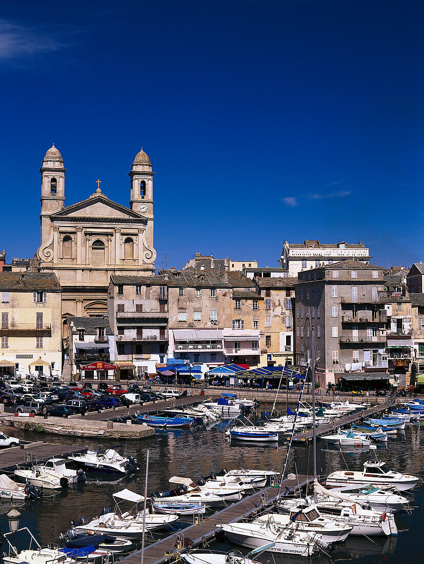 Anlegestelle vor der Kirche Eglise Saint Jean Baptiste, Korsika, Frankreich