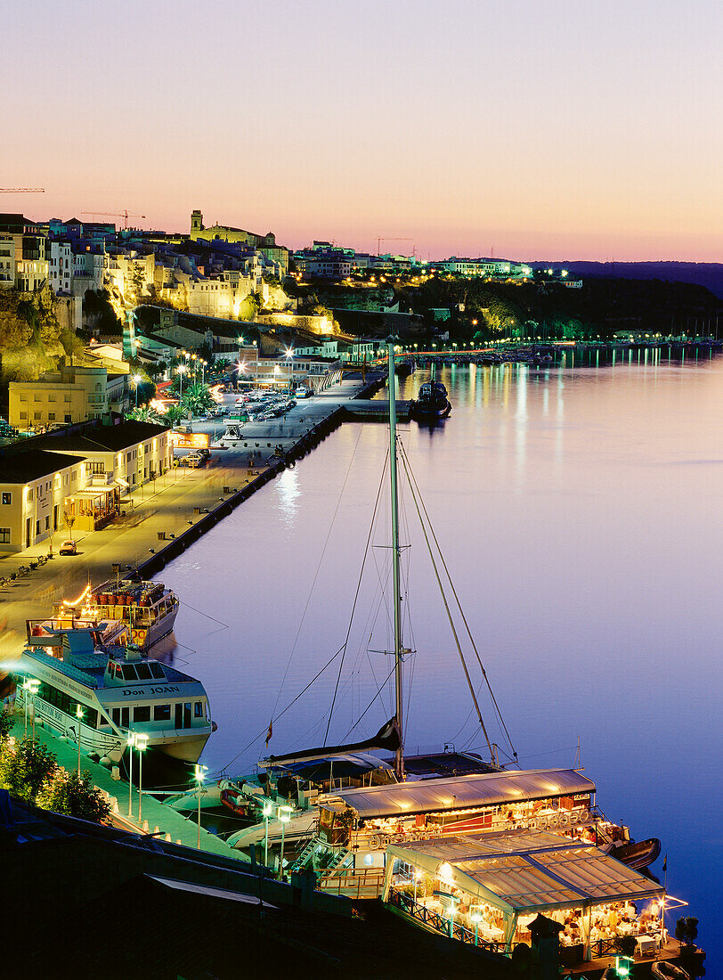 Moll de Ponent, Dock-Bereich, schwimmendes Restaurant, Boote, Hafen, Stadtbild von Maó, Mahon, Menorca, Balearen, Mittelmeer, Spanien