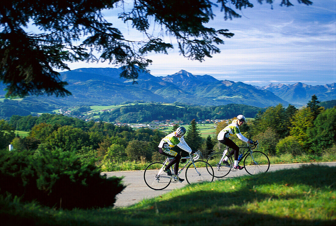 Zwei Fahrradfahrer, Fahrradtour Tour in den Alpen, Hochberg in der Nähe von Traunstein, Chiemgau, Bayern, Deutschland