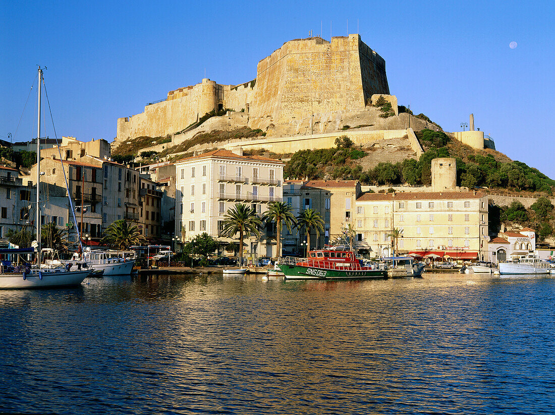 Zitadelle über dem Hafen von Bonifacio, Korsika, Frankreich
