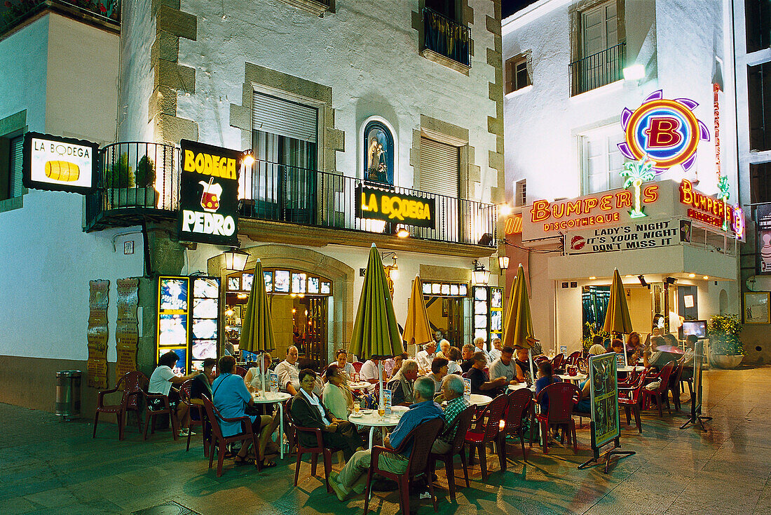 La Bodega Casa Pedro, Leute in einem Straßencafe, Lloret de Mar, Costa Brava, Katalonien, Spanien
